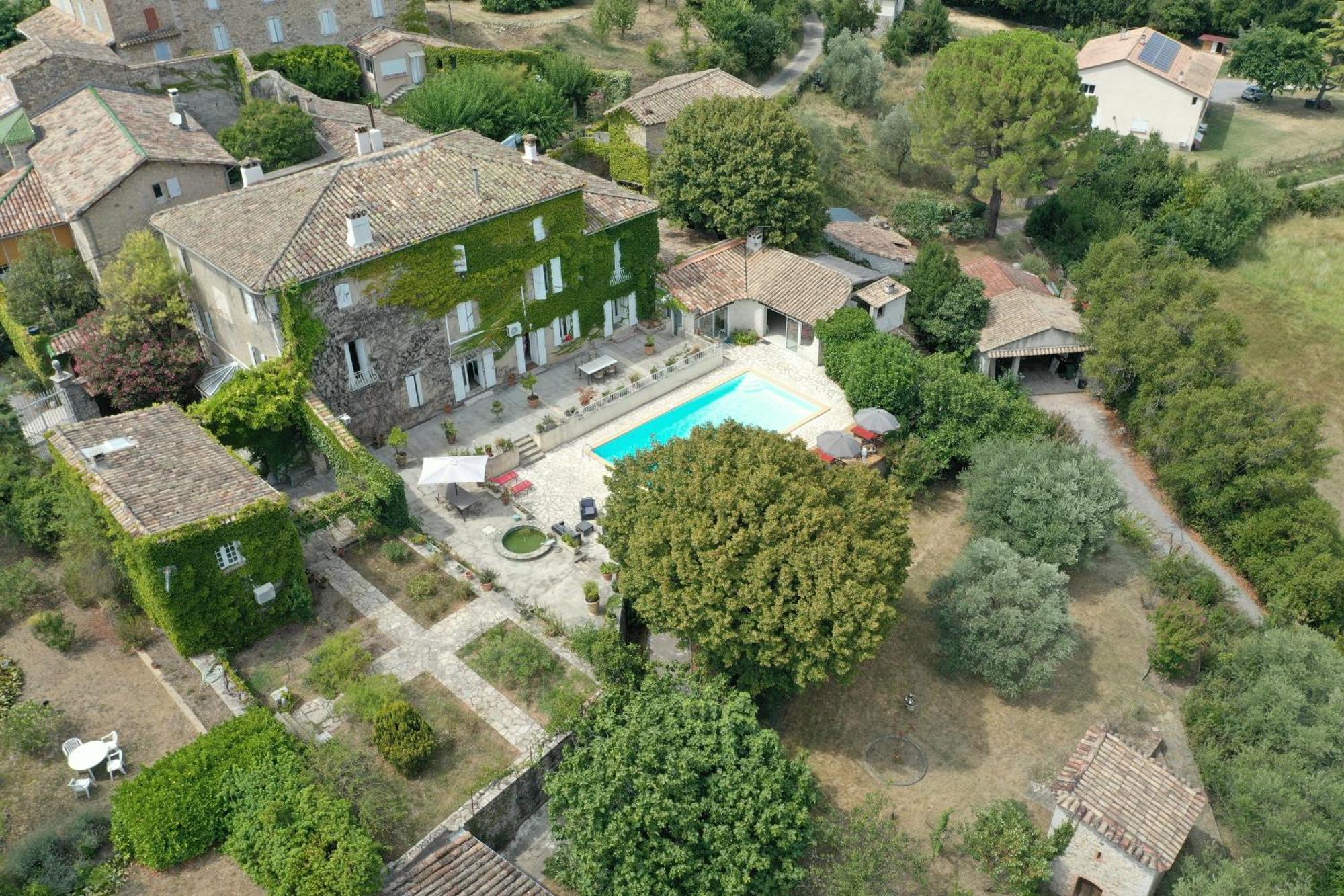 Le Domaine Du Soulier -Gite Et Chambres D'Hotes - La Maison Du Gardien Tornac Esterno foto