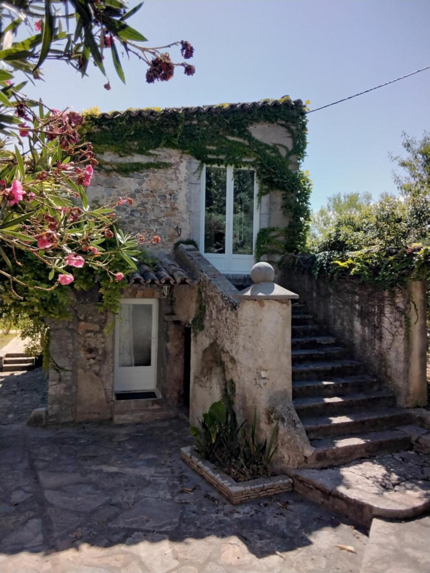 Le Domaine Du Soulier -Gite Et Chambres D'Hotes - La Maison Du Gardien Tornac Esterno foto