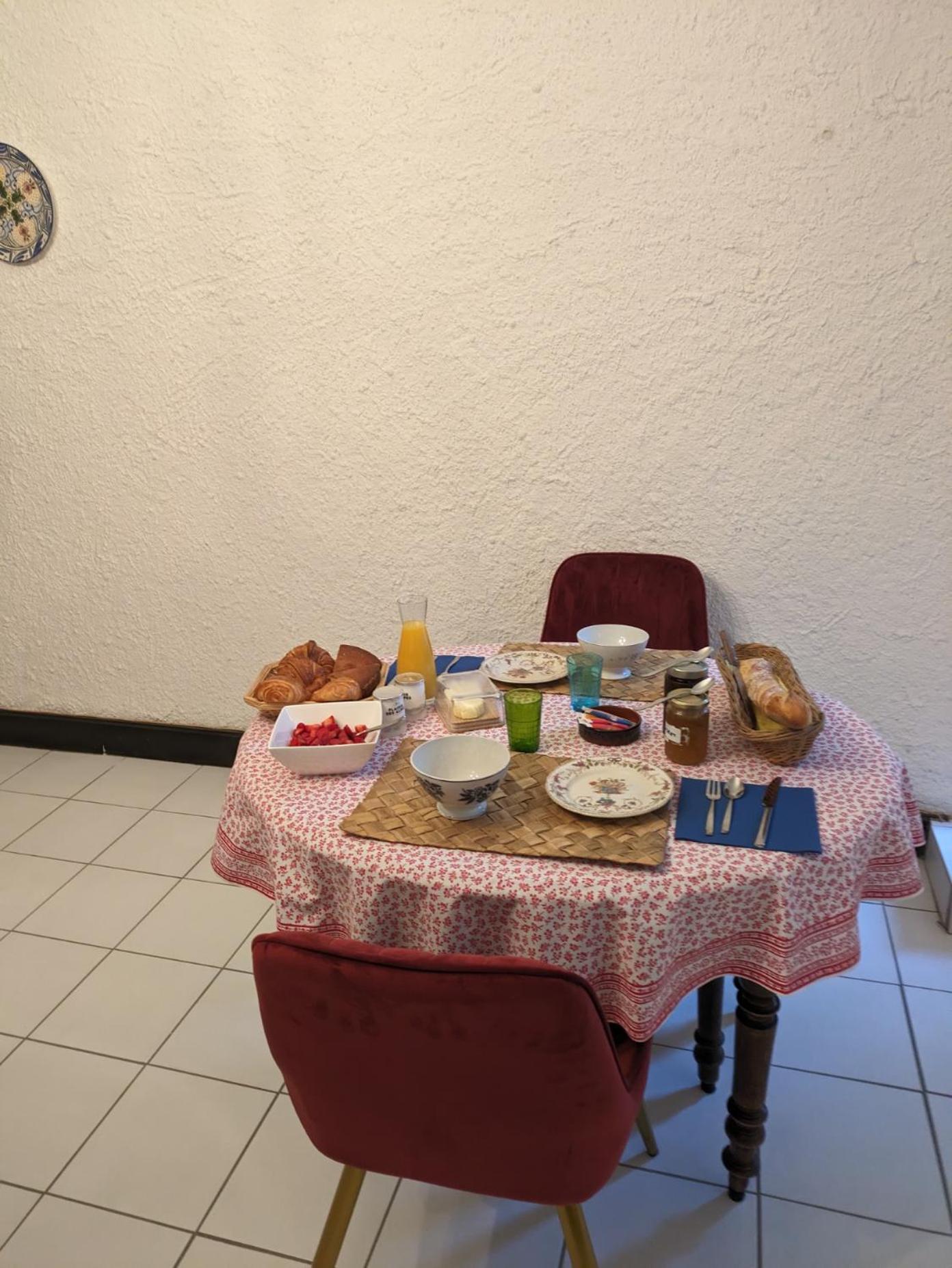 Le Domaine Du Soulier -Gite Et Chambres D'Hotes - La Maison Du Gardien Tornac Esterno foto