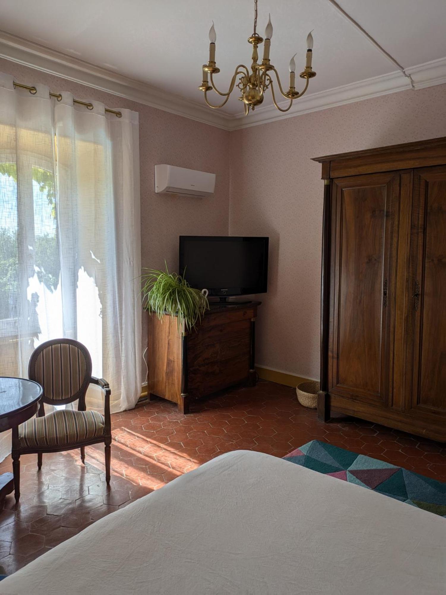 Le Domaine Du Soulier -Gite Et Chambres D'Hotes - La Maison Du Gardien Tornac Esterno foto