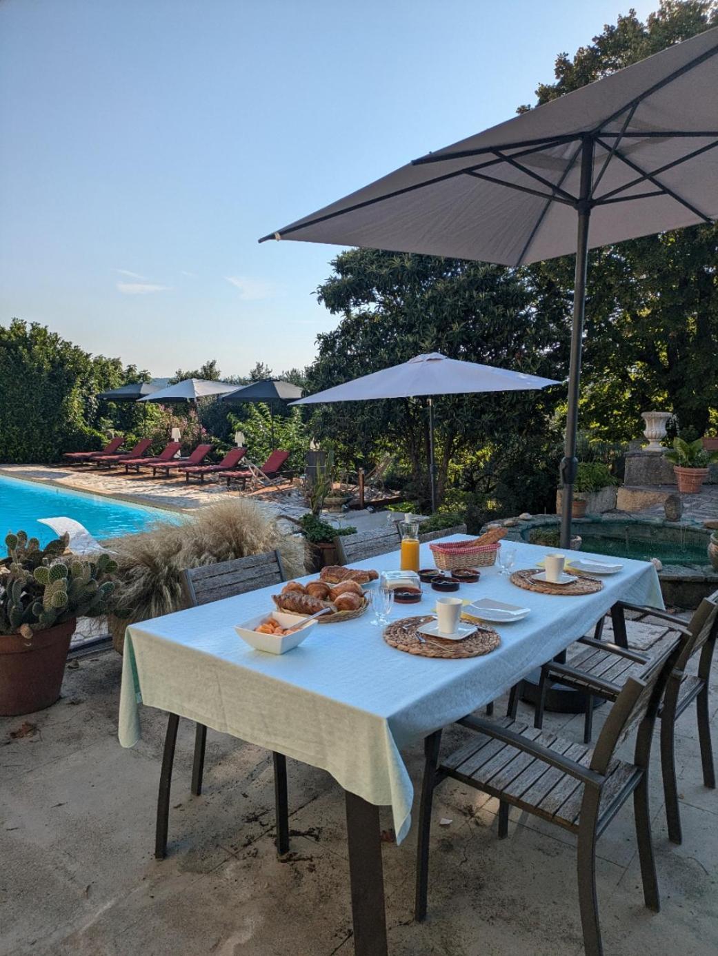 Le Domaine Du Soulier -Gite Et Chambres D'Hotes - La Maison Du Gardien Tornac Esterno foto